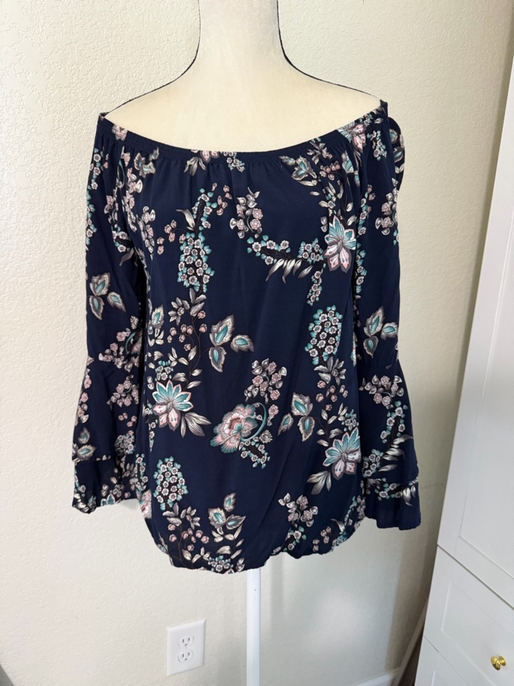 Solitaire Navy Floral Off-the-Shoulder Peasant Top‎